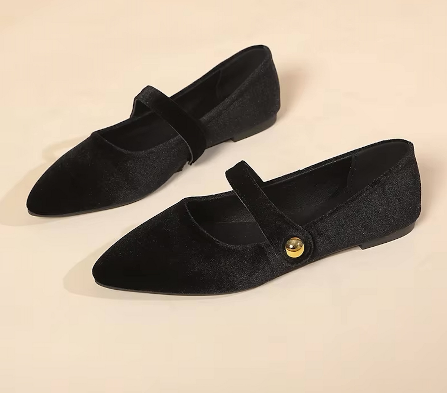 Ballerines en velours avec ombre douce sur le sol