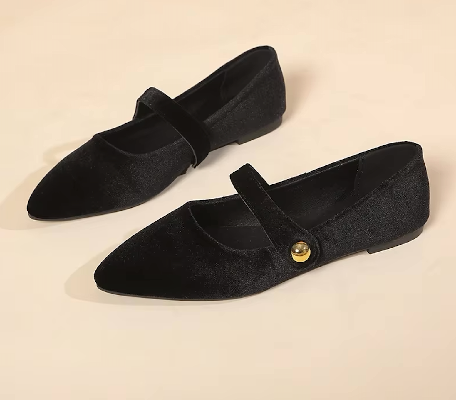 Ballerines en velours avec ombre douce sur le sol