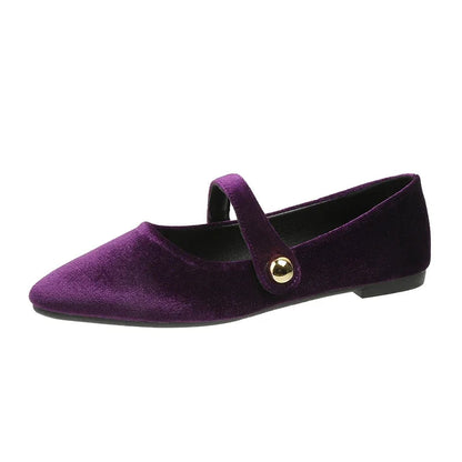 Ballerines en velours sur fond texturé, vue latérale