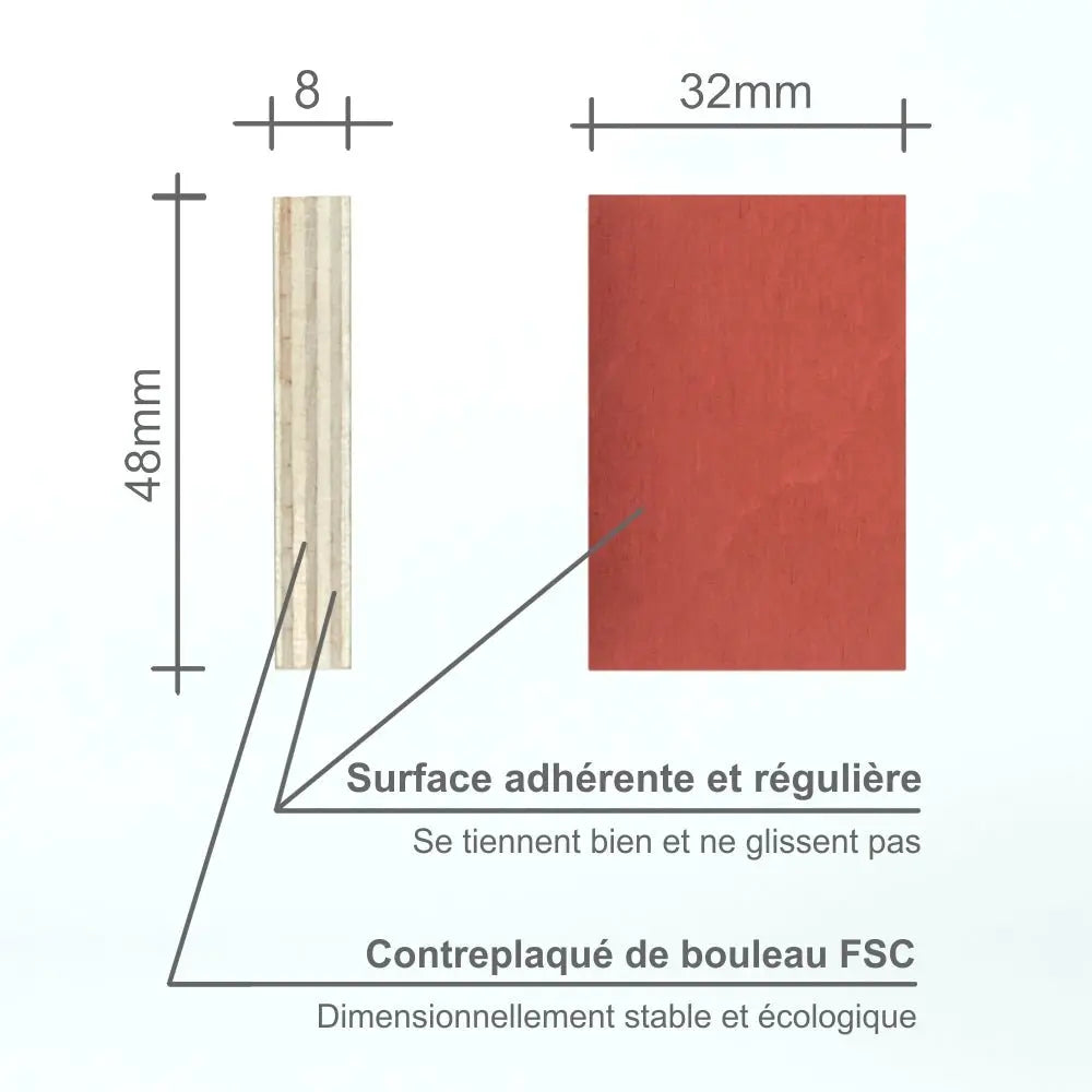 Vue rapprochée de dominos en bois de différentes couleurs