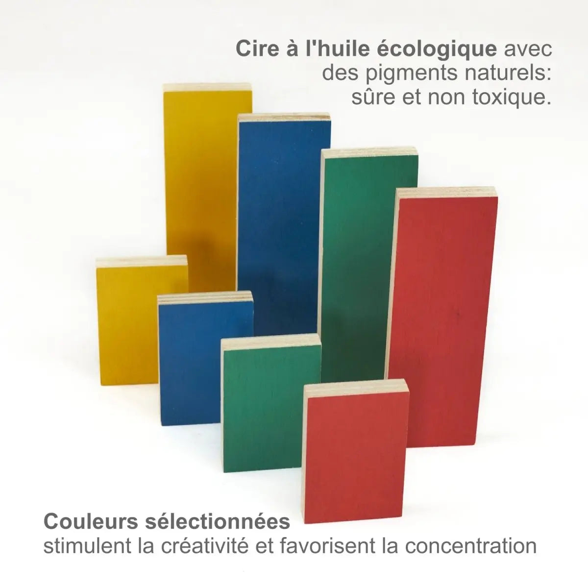 Enfant jouant avec des dominos en bois sur une table