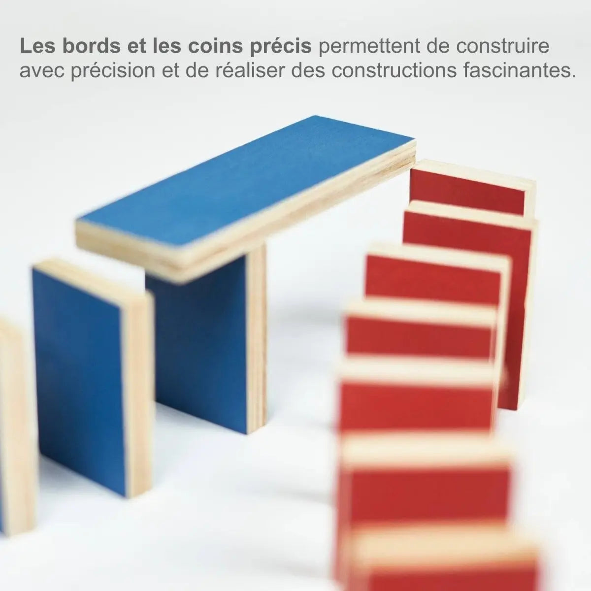 Dominos en bois empilés formant une structure complexe