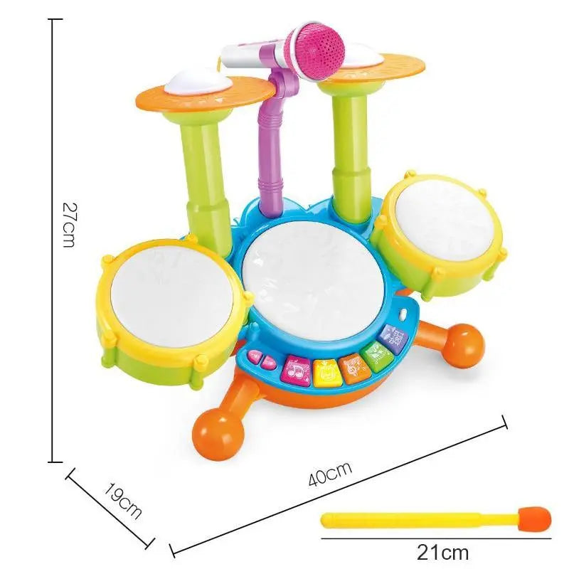 Enfant jouant sur une batterie électronique colorée