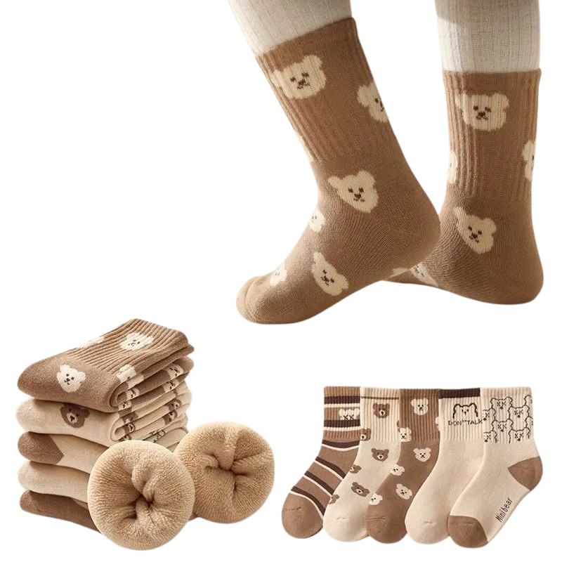 Gros plan sur motif ourson des chaussettes polaires
