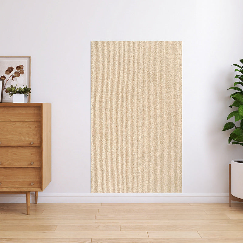 Tapis anti-griffes beige sur une surface en tissu