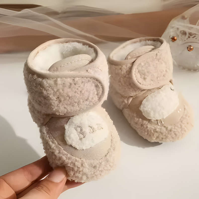 Chaussons bébé couleur beige en polaire douce