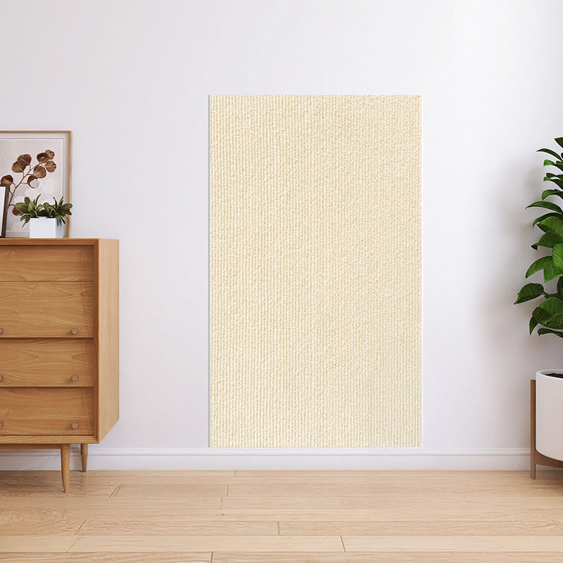Tapis anti-griffes beige clair sur un canapé moderne