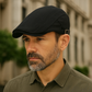 Béret noir en coton avec design épuré sur fond blanc