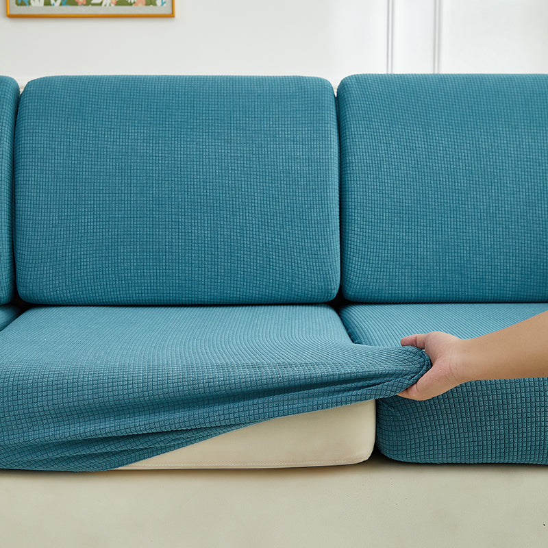 Housse bleue ciel installée sur un coussin, vue latérale