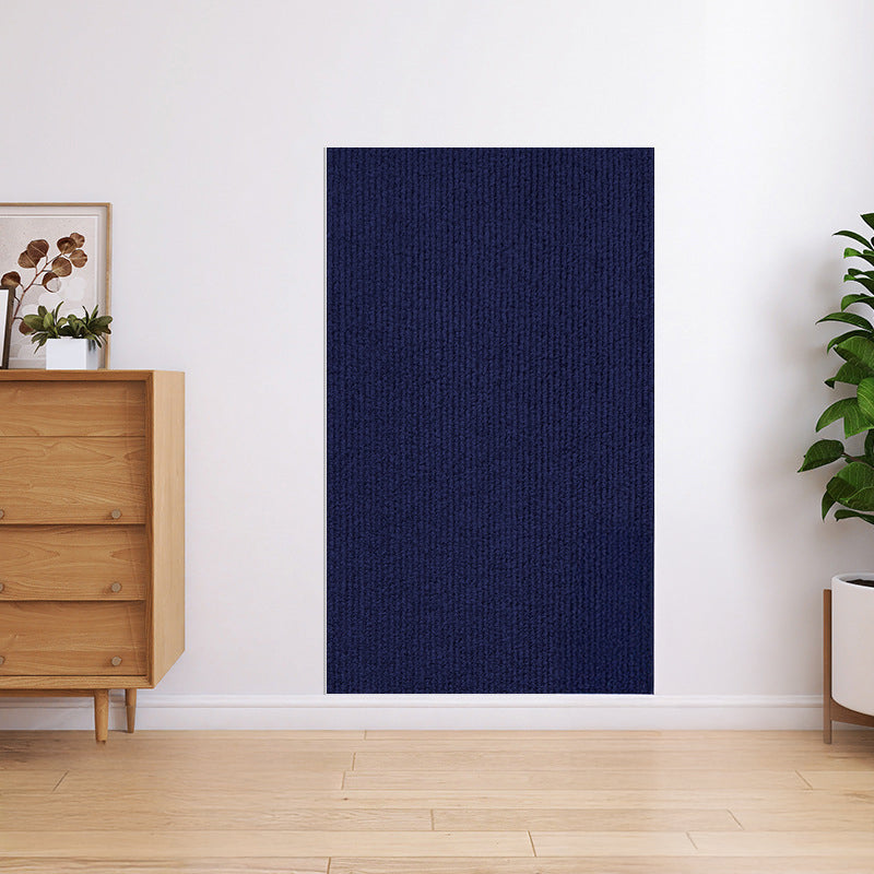 Tapis anti-griffes bleu marine sur un canapé foncé
