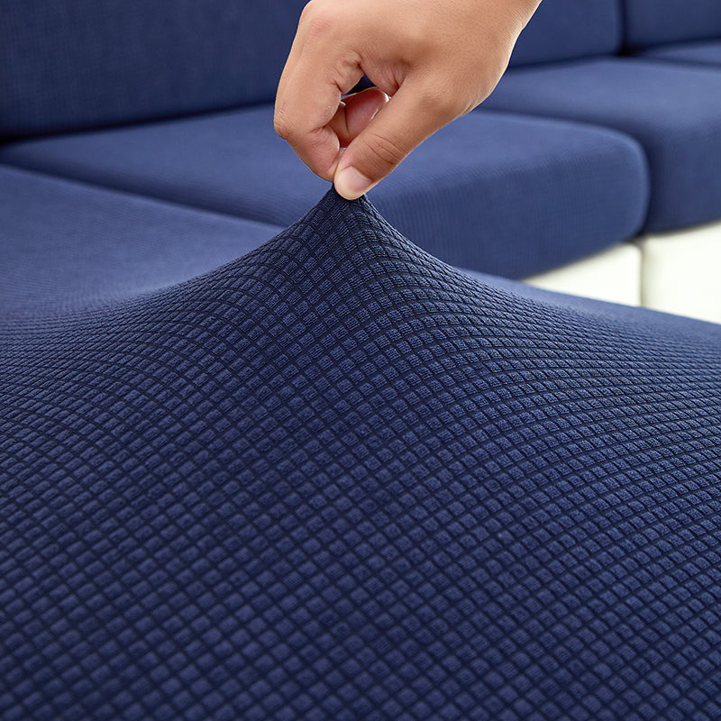 Coussin protégé par housse bleu marine, motif raffiné
