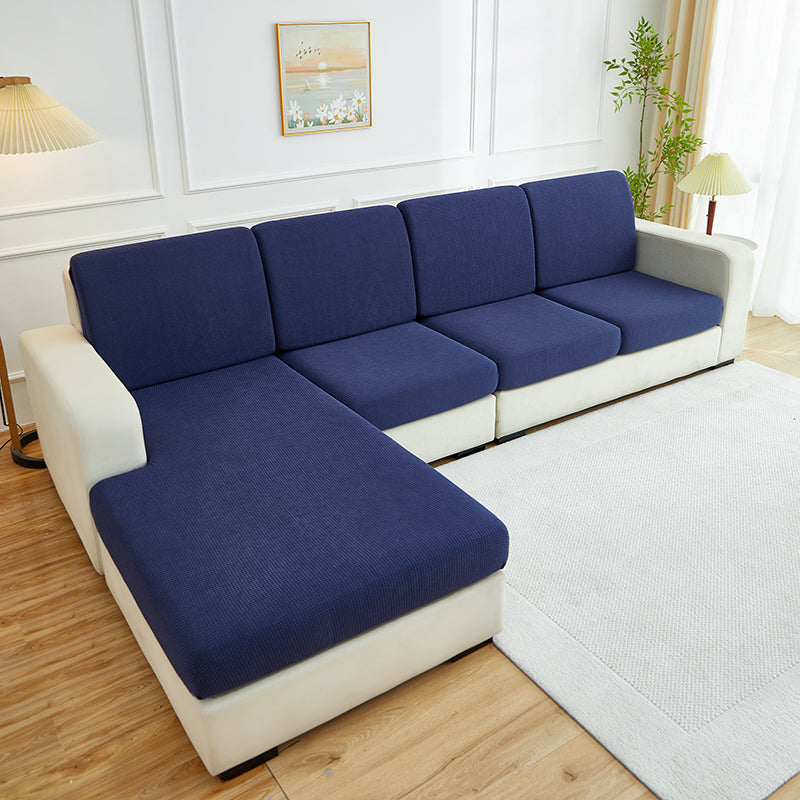 Housse bleu marine sur coussin, motif jacquard visible