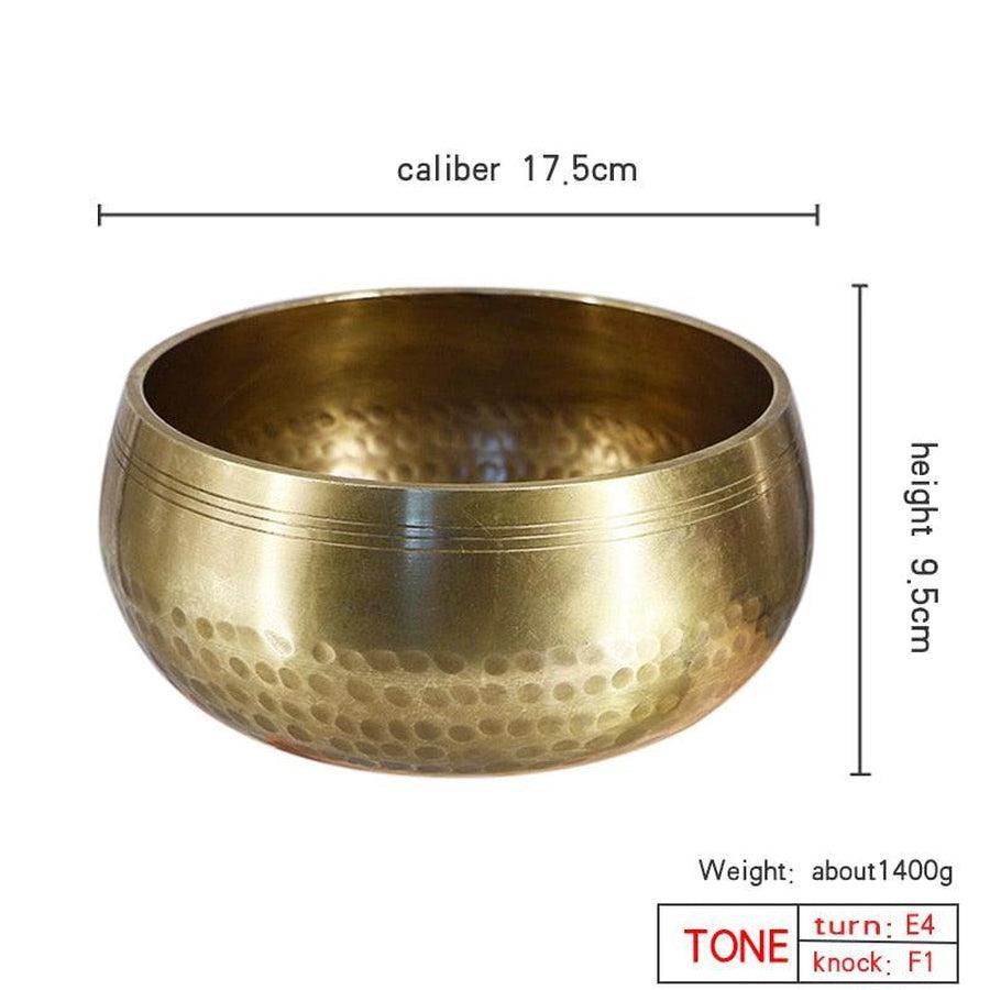 Bol tibétain sur une table, bâton en cuir à côté