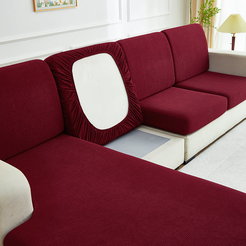 Vue latérale de la housse bordeaux sur un coussin