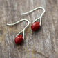 Boucles d'oreilles en jaspe rouge facetté sur fond blanc