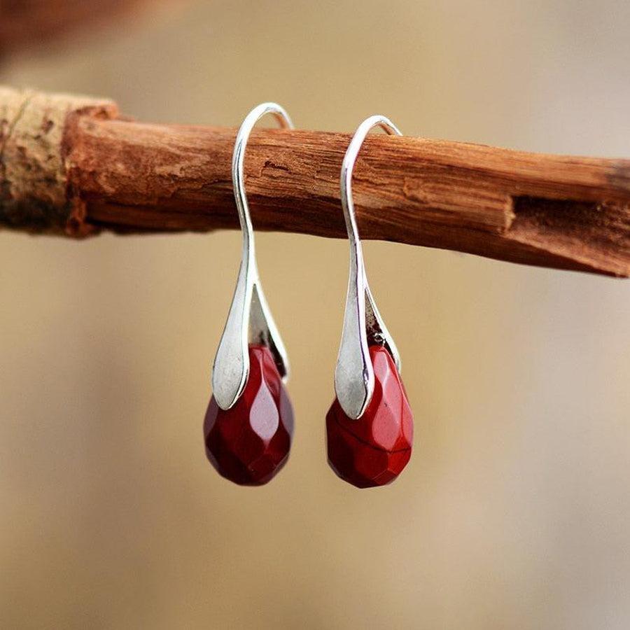 Détail du facettage du jaspe rouge sur les boucles d'oreilles