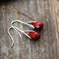 Gros plan sur le jaspe rouge facetté des boucles d'oreilles
