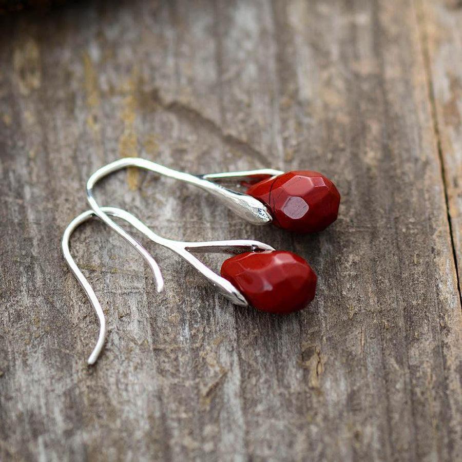 Gros plan sur le jaspe rouge facetté des boucles d'oreilles