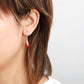 Vue latérale des boucles d'oreilles en jaspe rouge et laiton argenté