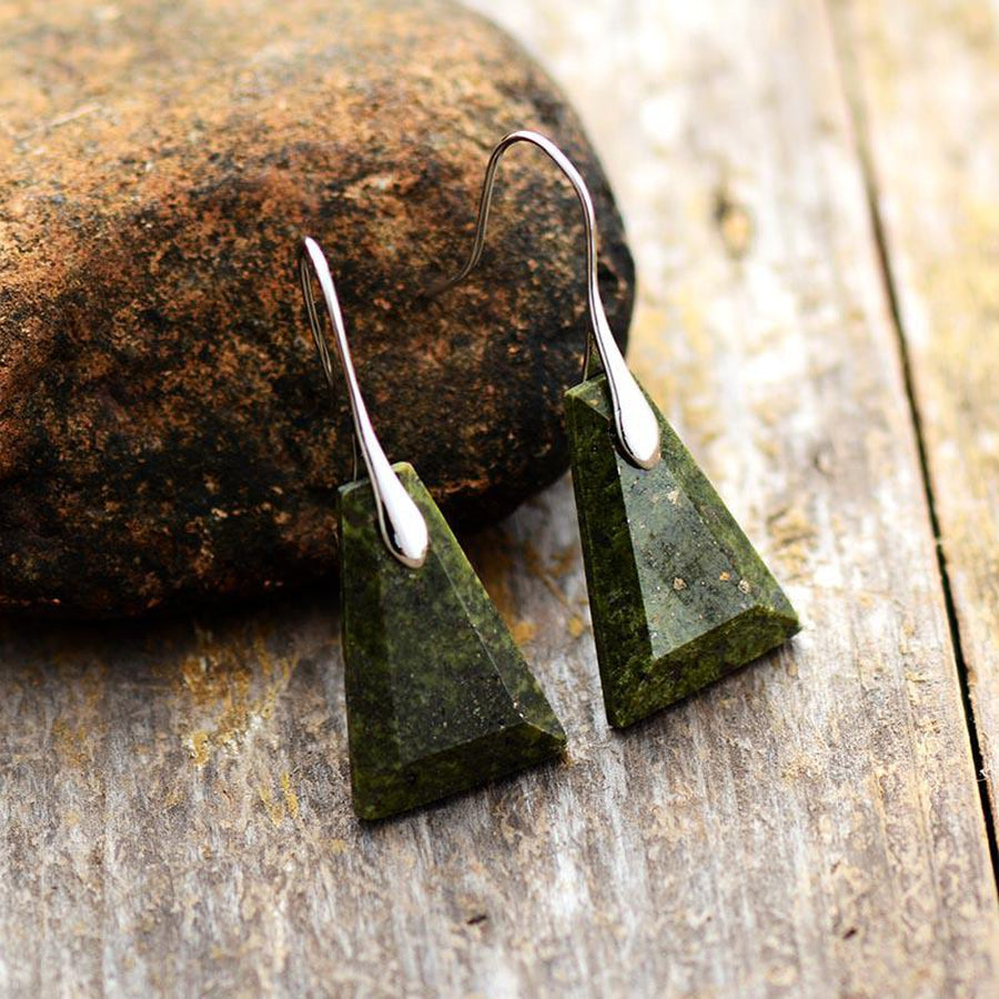 Boucles d'oreilles trapèze en jaspe vert sur fond blanc