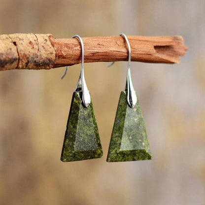 Boucles d'oreilles artisanales en jaspe vert, crochet visible