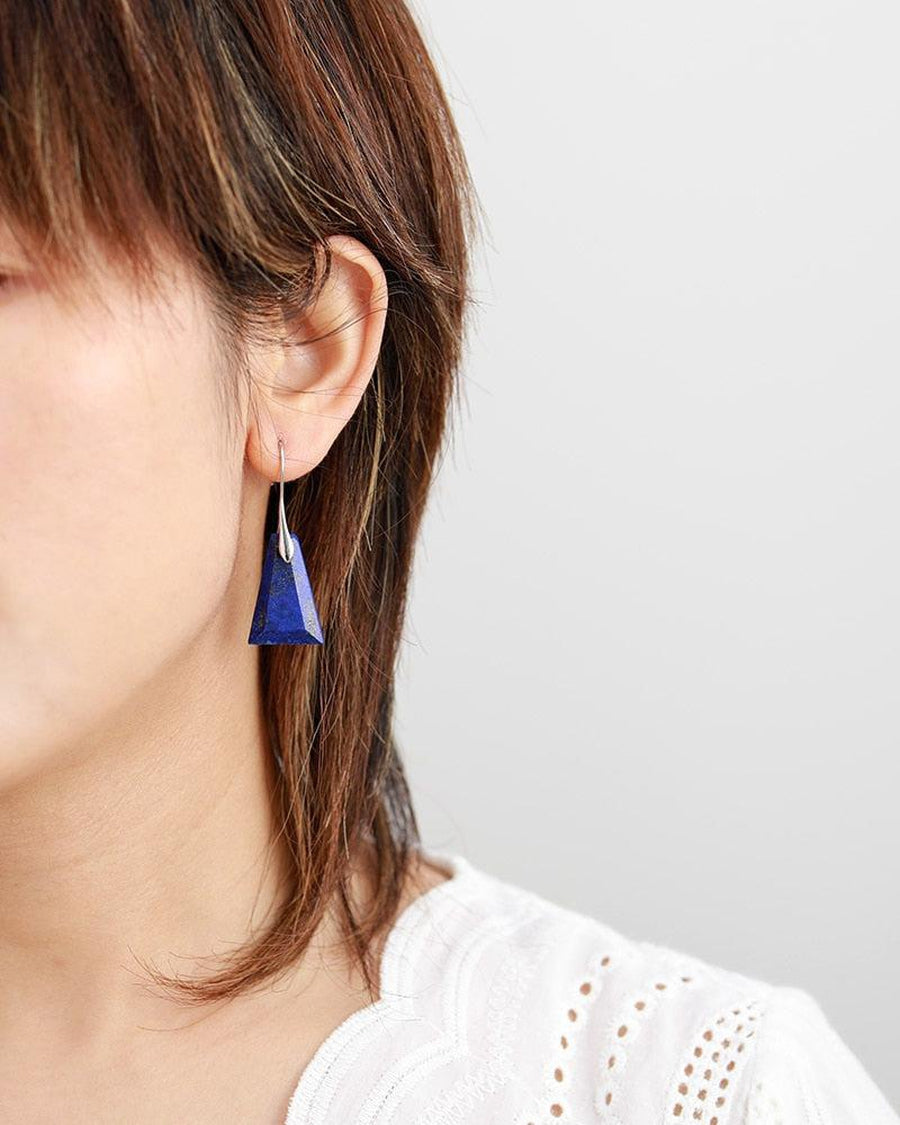 Vue rapprochée des pierres bleues profondes facettées