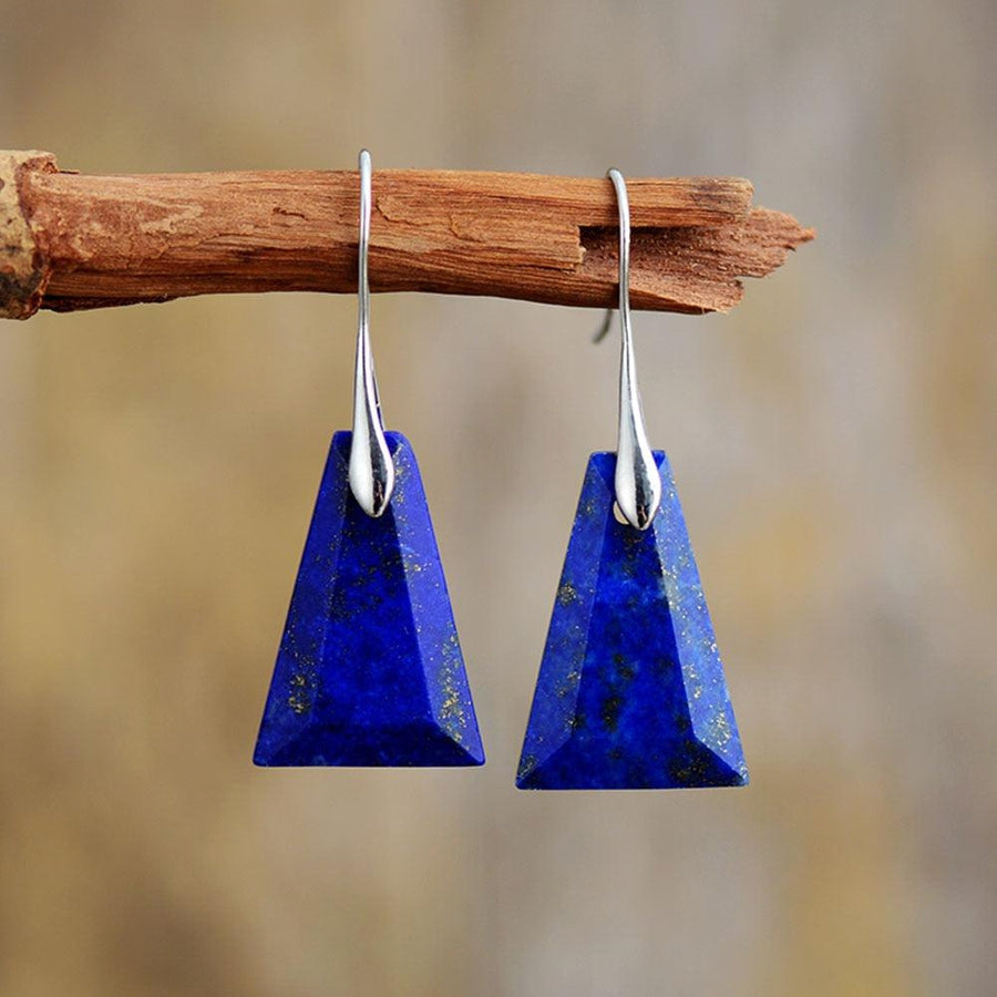 Détail des boucles d'oreilles, pierres polies et taillées
