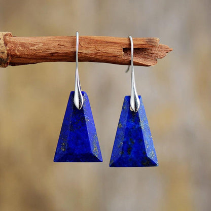 Détail des boucles d'oreilles, pierres polies et taillées