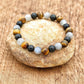 Gros plan sur les perles de labradorite et obsidienne du bracelet