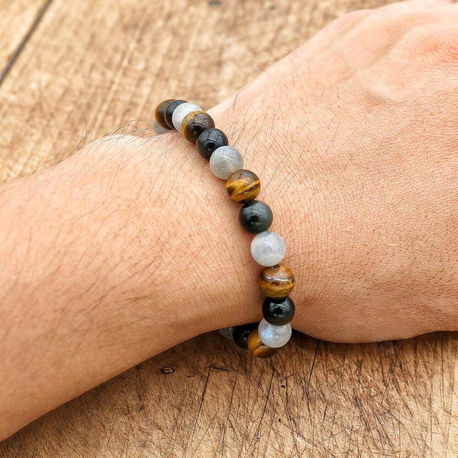 Vue détaillée du bracelet montrant les perles d'œil de tigre