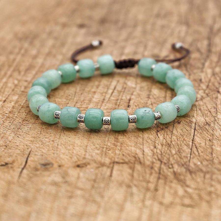 Détail du cordon tressé et des perles du bracelet