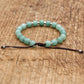 Vue rapprochée des perles gravées du bracelet en aventurine