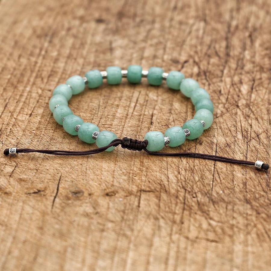 Vue rapprochée des perles gravées du bracelet en aventurine