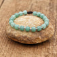 Bracelet ajustable en aventurine verte sur fond blanc
