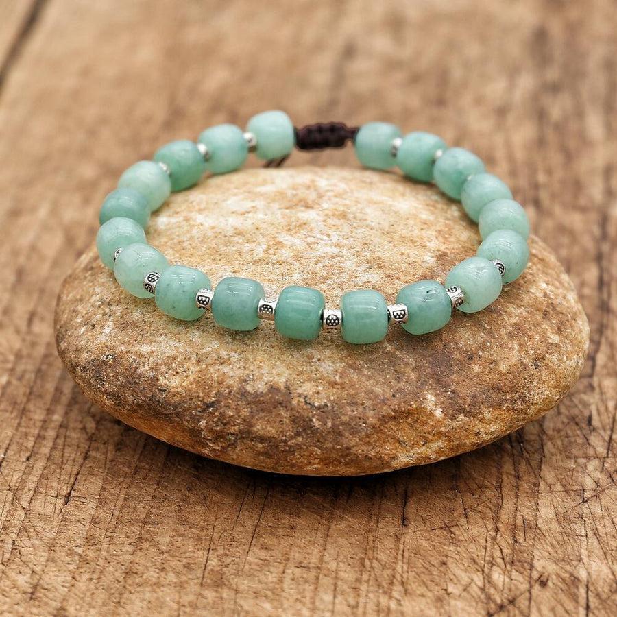Bracelet ajustable en aventurine verte sur fond blanc