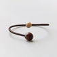 Vue rapprochée des graines de Bodhi sur le bracelet