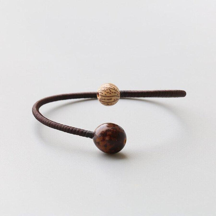 Vue rapprochée des graines de Bodhi sur le bracelet