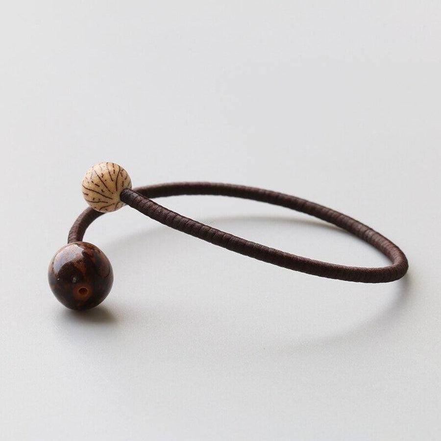 Gros plan sur les graines de Bodhi polies du bracelet
