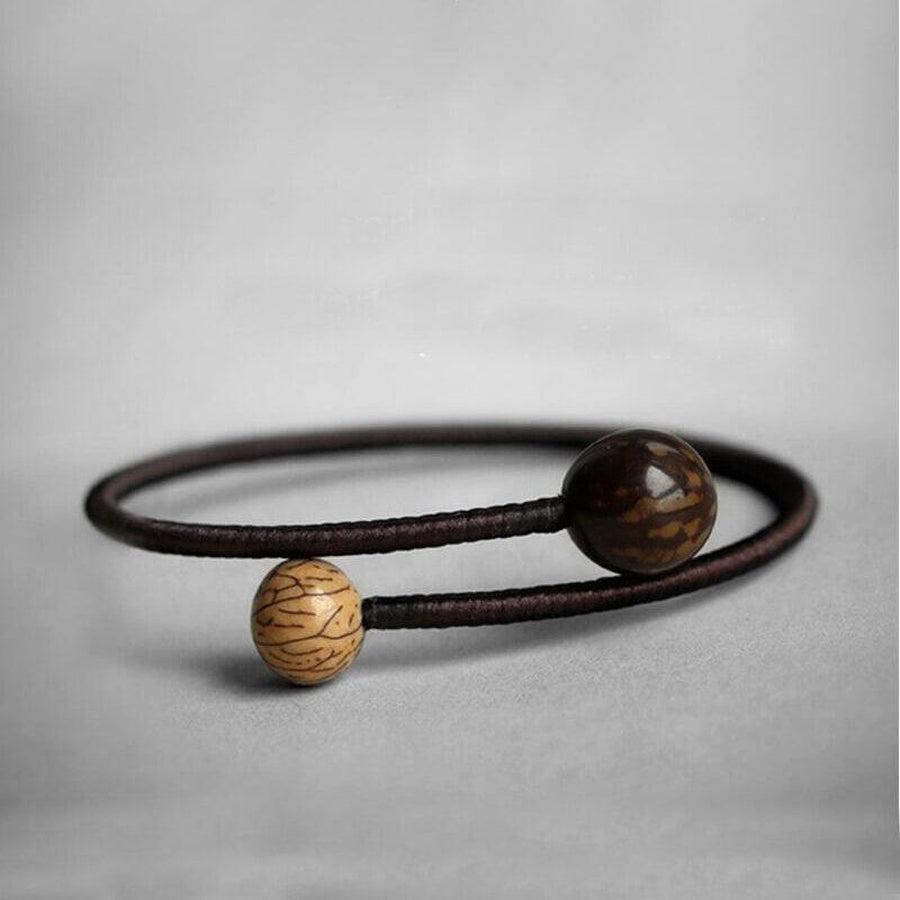 Bracelet bouddhiste tibétain posé sur une surface en bois