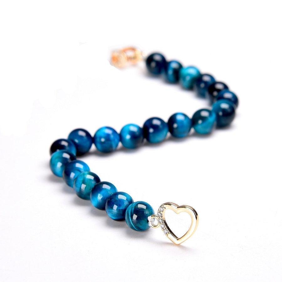 Gros plan sur les pierres bleues et zircons du bracelet