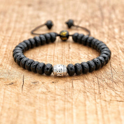 Détail des perles gravées et du design élégant du bracelet