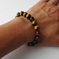 Bracelet en perles Œil de tigre sur fond blanc