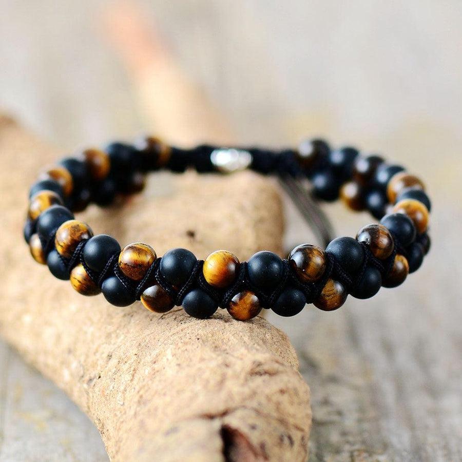 Vue rapprochée des perles en onyx et œil de tigre