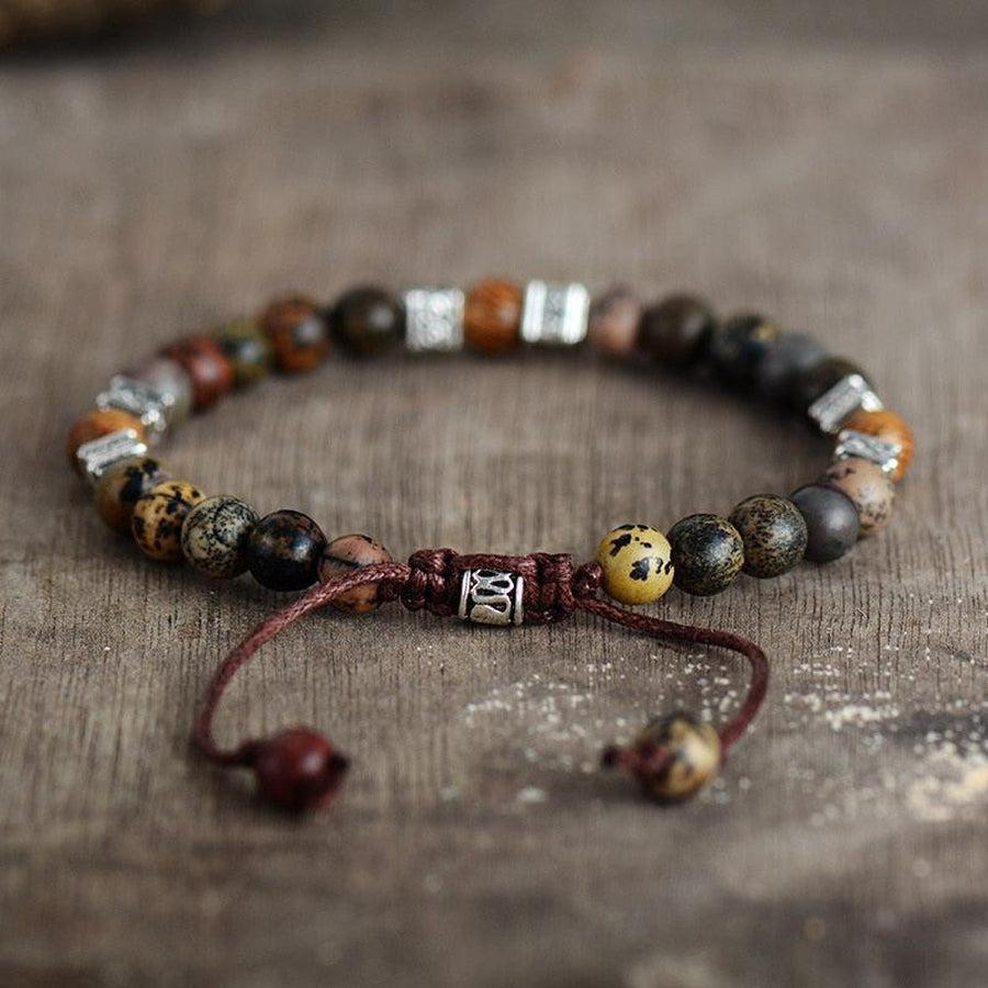 Bracelet en jaspe multicolore sur fond blanc