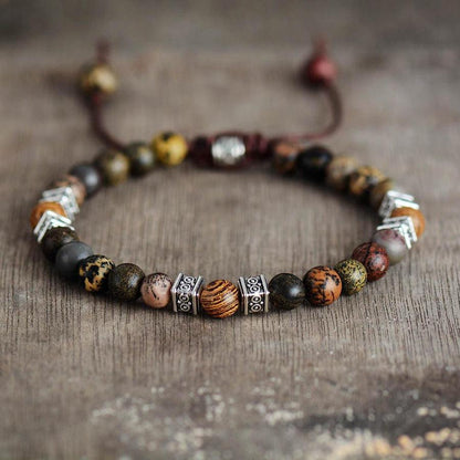 Bracelet en jaspe multicolore posé sur une surface