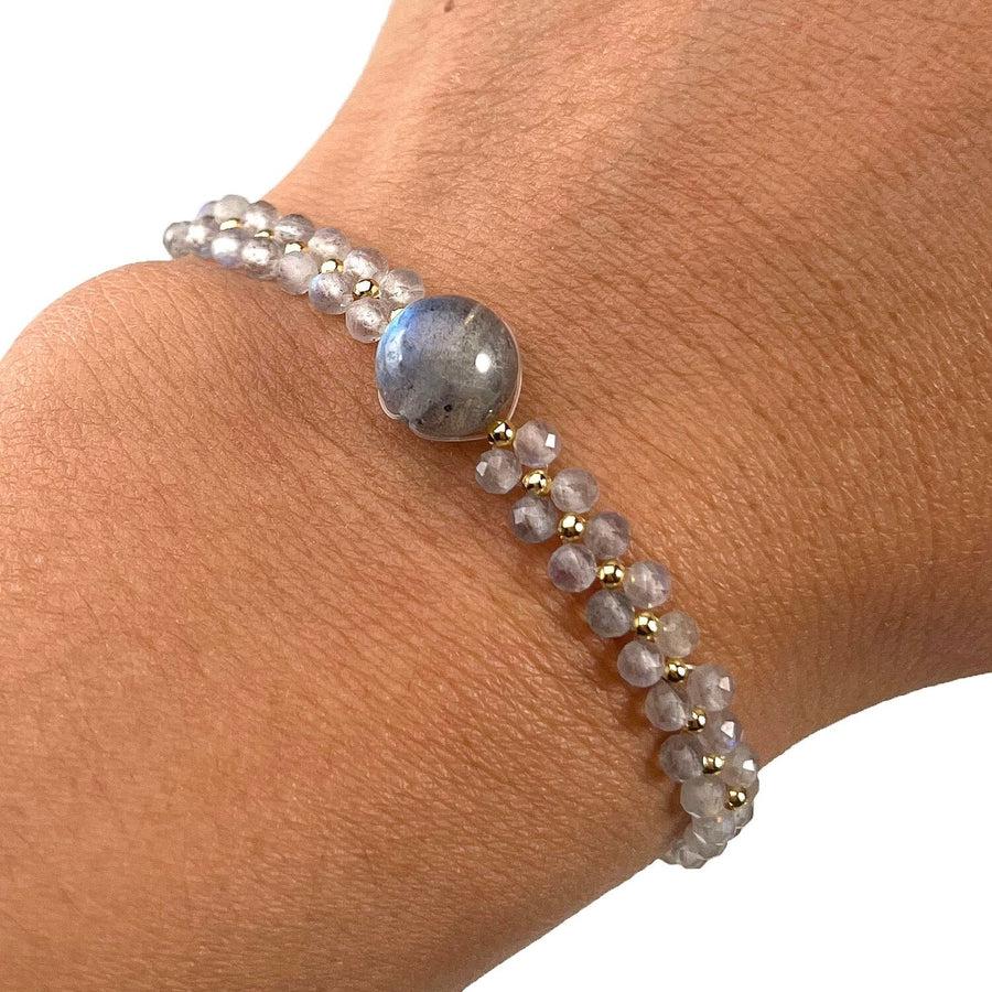 Détail des perles lisses et facettées en labradorite