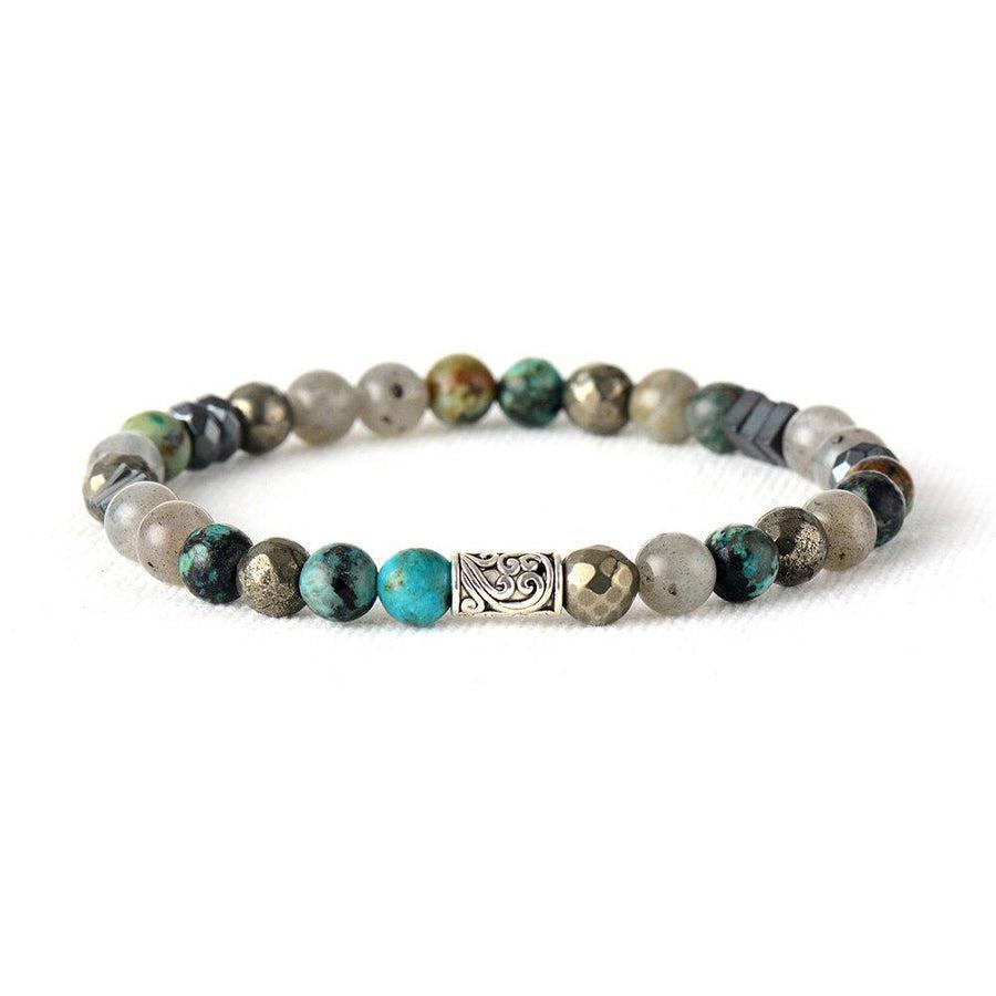 Gros plan sur les pierres de labradorite et turquoise africaine