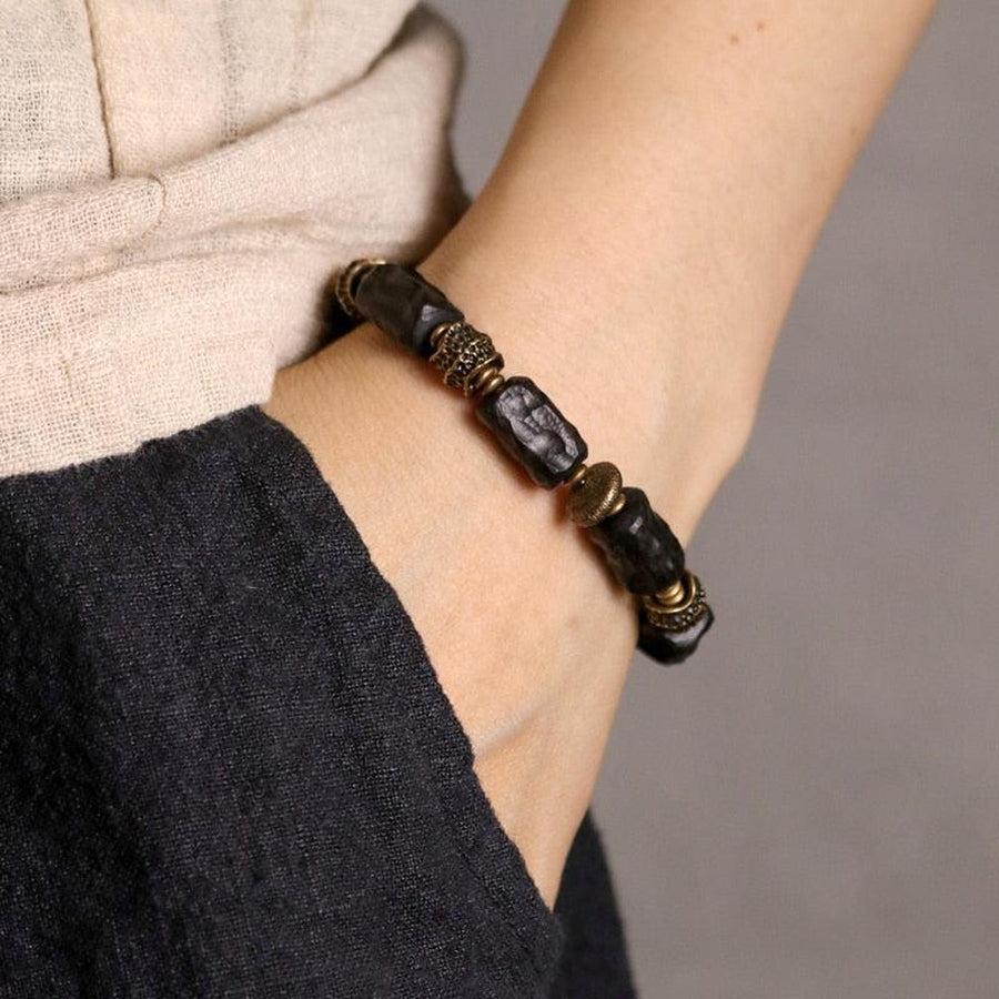 Vue rapprochée du bracelet unisexe en bois et métal