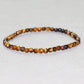 Bracelet en pierres d’Œil de tigre sur fond blanc