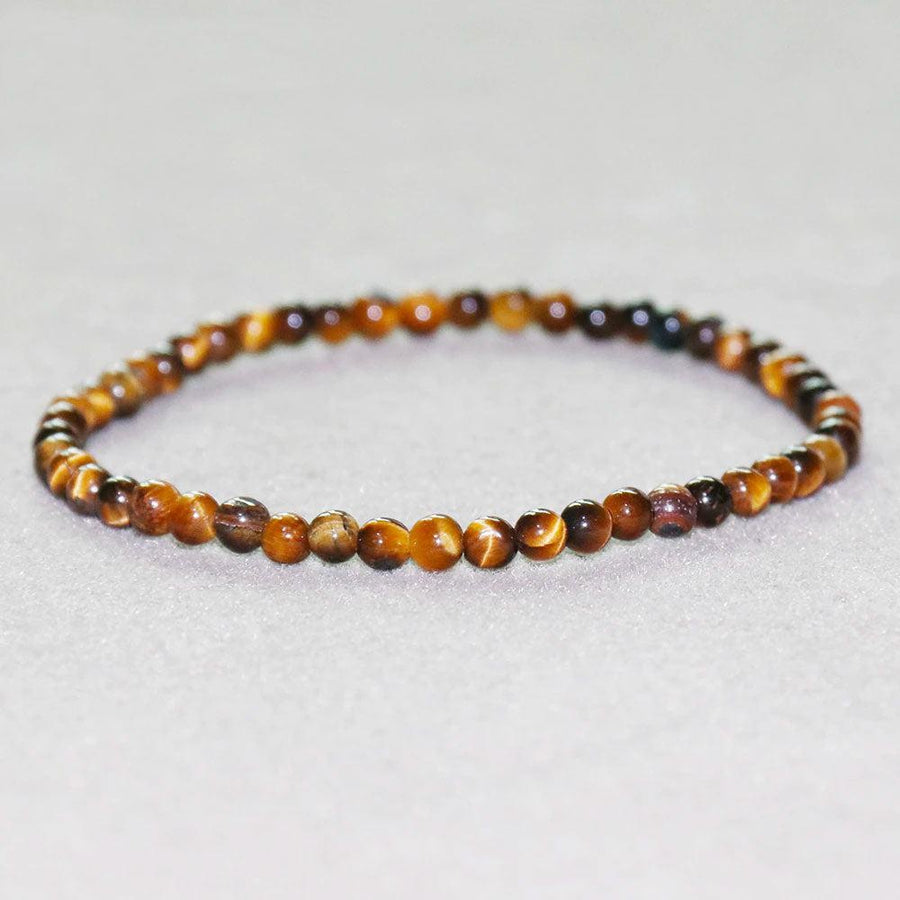 Bracelet en pierres d’Œil de tigre sur fond blanc